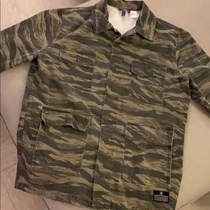 H&M Mens Camo Jacket in Size Large